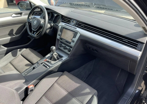 Volkswagen Passat cena 36900 przebieg: 246400, rok produkcji 2015 z Mikołajki małe 56